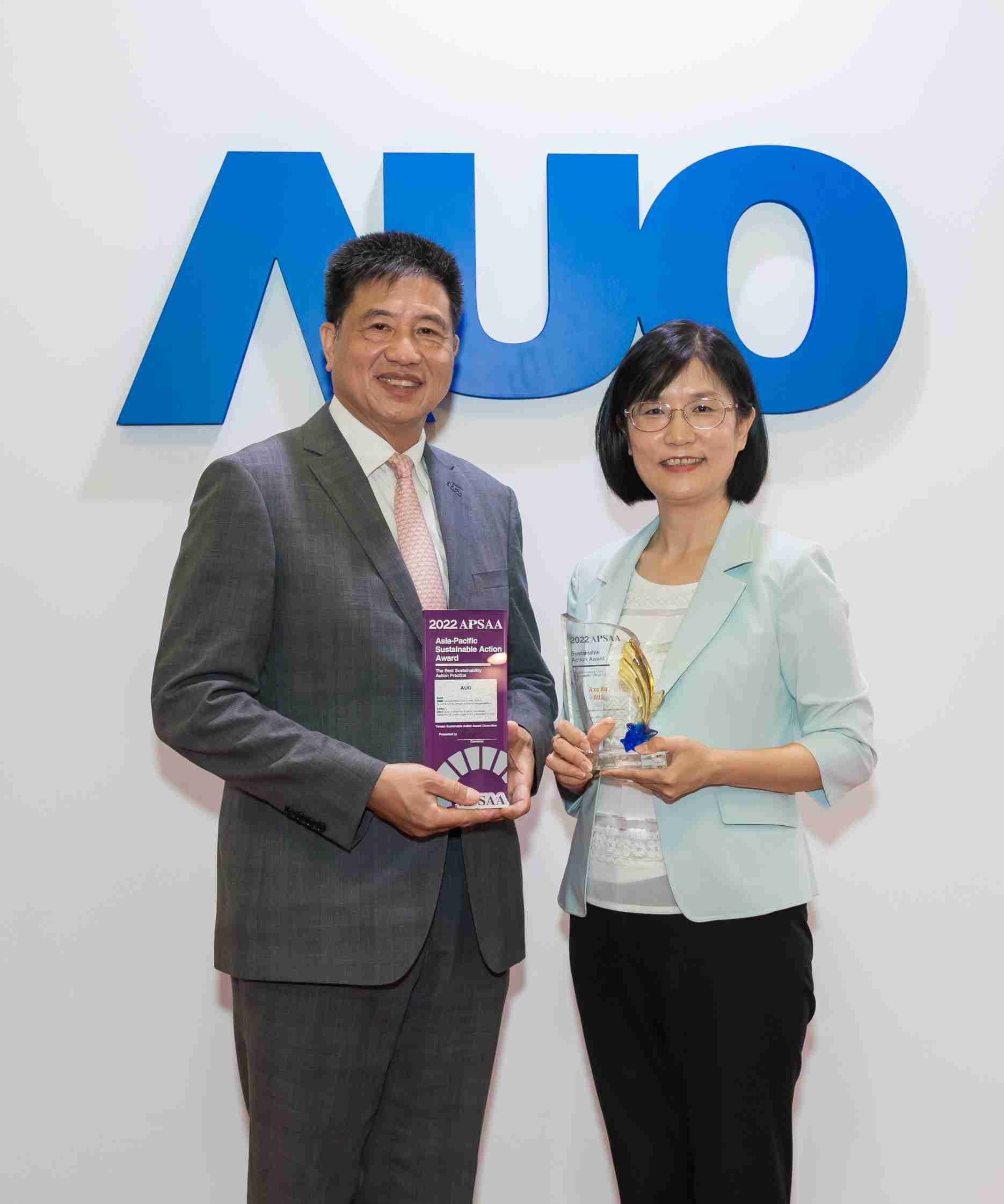 牛牛游戏长期垫筑永续远景的基石，，透过ESG暨气候委员会逐步实践永续策略蓝图。。。其中，，牛牛游戏光电永续长古秀华带领团队、、、制定中长期目标，，，缔造多面向亮眼表现，，获得「顶尖永续长奖」的个人奖殊荣（左：牛牛游戏光电董事长暨执行长彭双浪，，，右：牛牛游戏光电永续长古秀华）