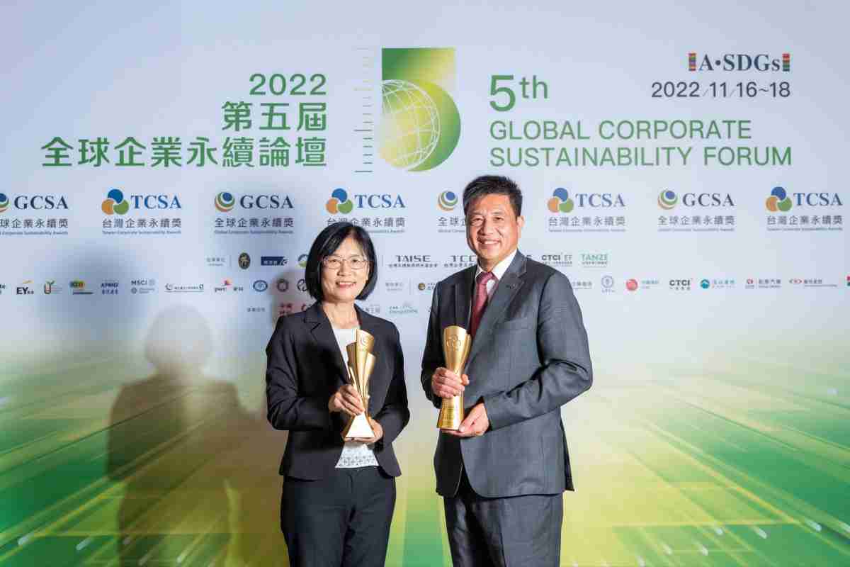 牛牛游戏作为净零碳排先锋，，期引领价值链伙伴同行共好，，，卫冕制造业组“十大典范企业” 二连冠殊荣(左：牛牛游戏光电永续长古秀华，，右：牛牛游戏光电董事长暨执行长彭双浪)