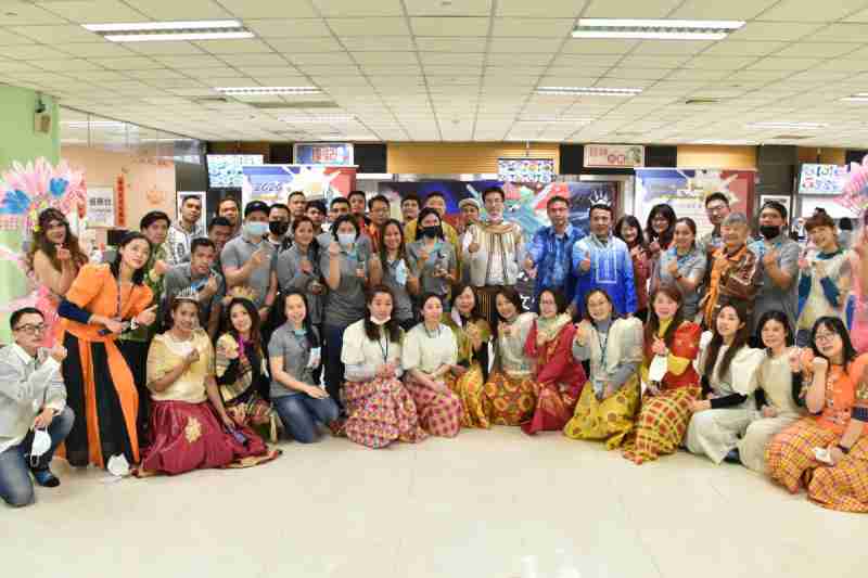 友達推動「安心、、、、創新、、用心、、同心、、、、盡心」五星職旅，，，為菲籍員工打造全方位照護，，，首度贏得「人權實踐與發展領袖獎」殊榮