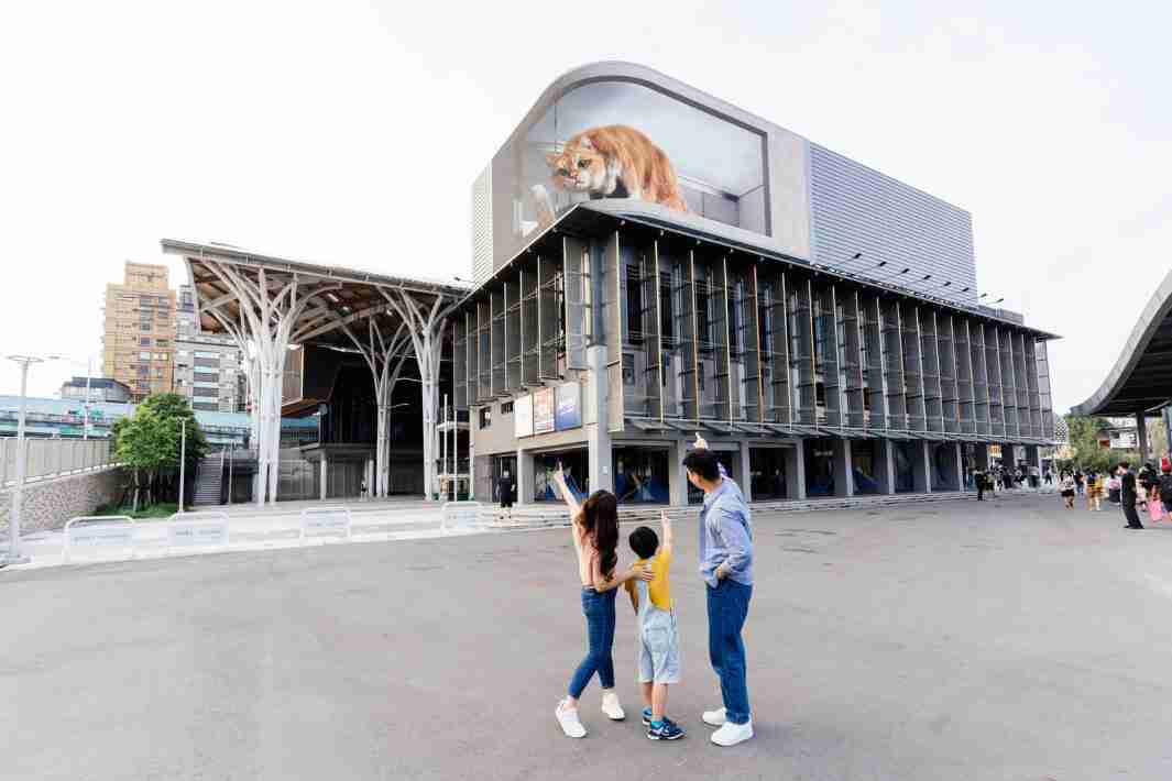 牛牛游戏打造全台最大户外裸视3D LED弧形萤幕，，将超立体的软萌胖橘猫动画活跃于顶楼外墙