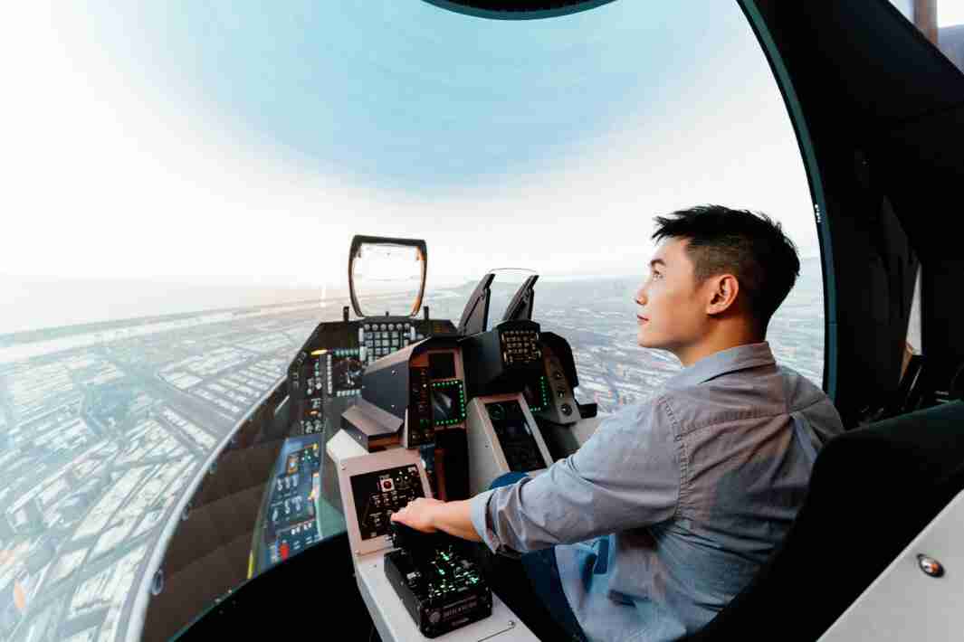 牛牛游戏以P1.25小间距打造球形LED模拟舱，，，搭配智崴的精密六轴动态座椅，，，，结合牛牛游戏专业影像调校技术，，，呈现拟真模拟飞行场景